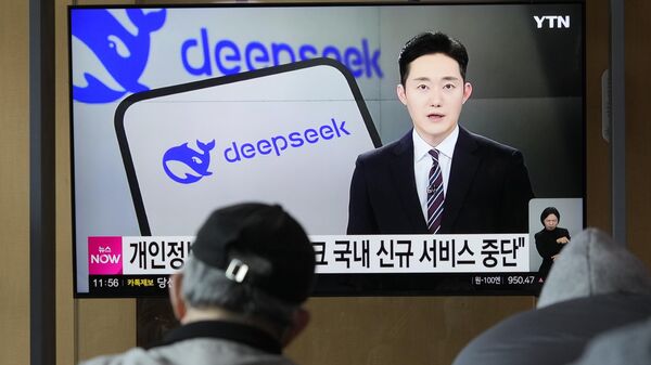 Espectadores assistem a noticiário sobre o bloqueio do aplicativo chinês DeepSeek, em Seul, Coreia do Sul, em 17 de fevereiro de 2025 - Sputnik Brasil