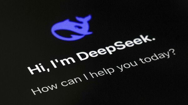 O aplicativo para smartphones DeepSeek em um celular em Pequim, China, em 28 de janeiro de 2025 - Sputnik Brasil