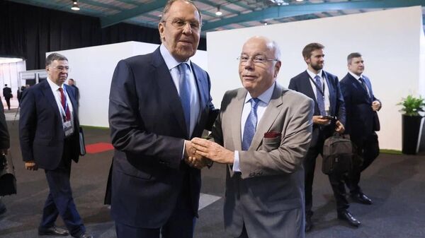 O ministro das Relações Exteriores da Rússia, Sergei Lavrov, e seu homólogo brasileiro, Mauro Vieira, às margens da Reunião de Ministros de Relações Exteriores do Grupo dos 20 (G20), em Joanesburgo. - Sputnik Brasil