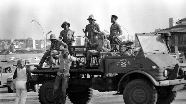 Tropas do Movimento Popular de Libertação de Angola (MPLA) chegam para assumir posições ao redor da baía de Luanda abandonadas por tropas coloniais portuguesas durante a guerra por independência. Angola, 10 de novembro de 1975 - Sputnik Brasil