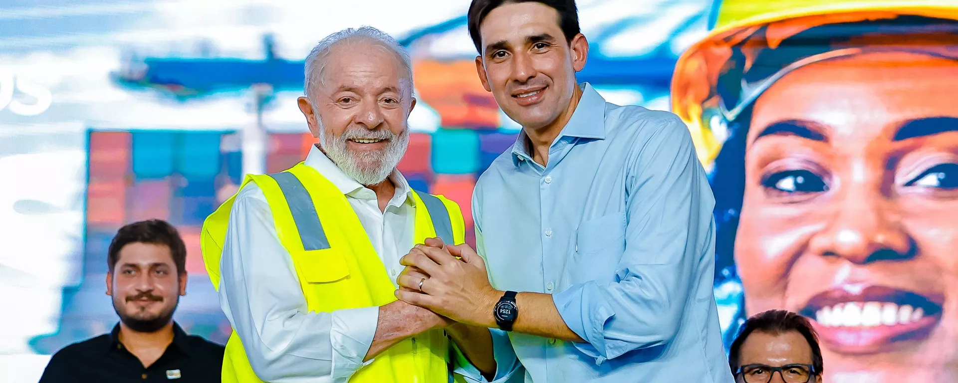 O presidente Luiz Inácio Lula da Silva e o ministro de Portos e Aeroportos, Silvio Costa Filho, na cerimônia de assinatura do contrato de concessão do Terminal ITG02 do porto de Itaguaí, evento no qual também foram anunciados recursos do Fundo da Marinha Mercante. Itaguaí (RJ), 21 de fevereiro de 2025 - Sputnik Brasil, 1920, 21.02.2025