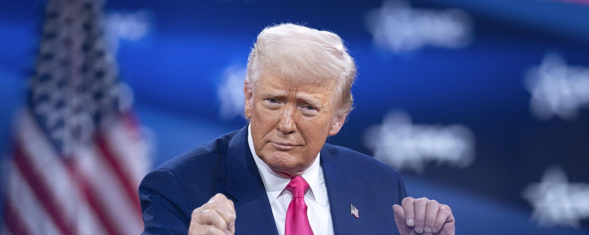 Donald Trump após discursar na Conservative Political Action Conference, CPAC, no Gaylord National Resort & Convention Center, em Oxon Hill, Maryland. EUA, 22 de fevereiro de 2025 - Sputnik Brasil, 1920, 22.02.2025