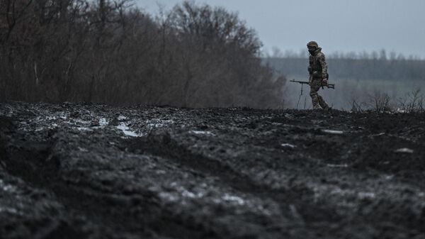 Treinamento de tropas de assalto e de operadores de drones do agrupamento de tropas Zapad (Oeste) na direção de Krasny Liman. - Sputnik Brasil