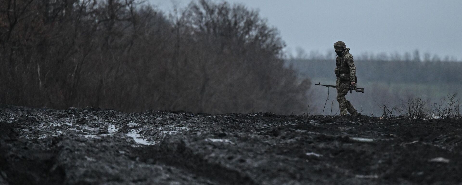 Treinamento de tropas de assalto e de operadores de drones do agrupamento de tropas Zapad (Oeste) na direção de Krasny Liman. - Sputnik Brasil, 1920, 29.05.2025