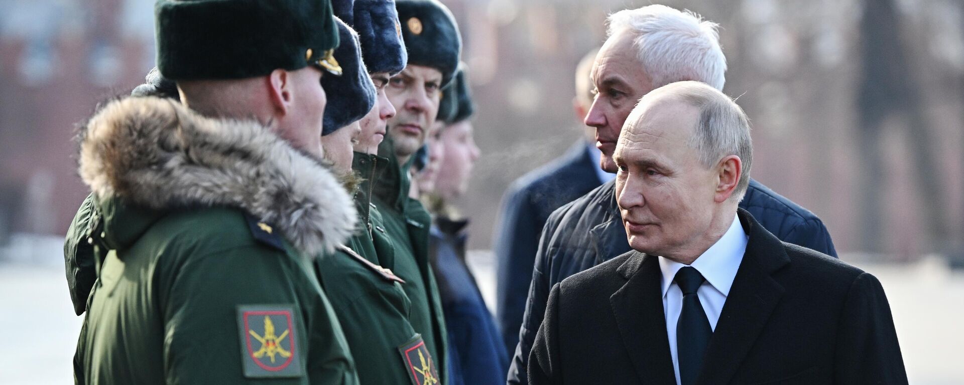 O presidente russo Vladimir Putin em uma cerimônia de colocação de coroas de flores no Túmulo do Soldado Desconhecido, no Jardim de Alexandre, por ocasião do Dia do Defensor da Pátria - Sputnik Brasil, 1920, 23.02.2025