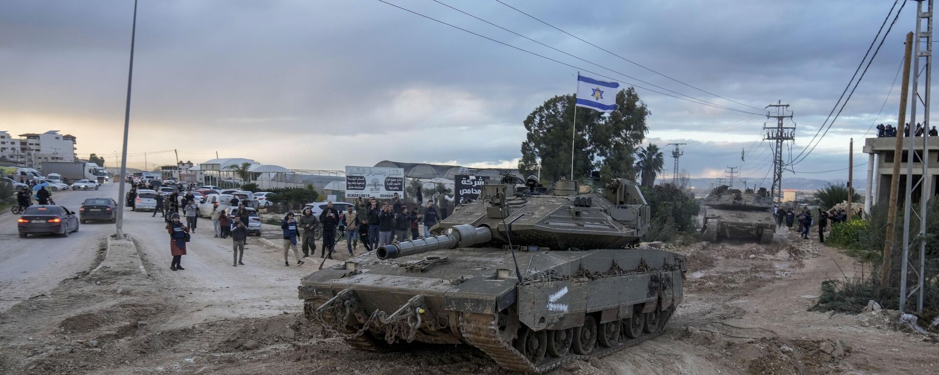 Tanques israelenses avançam em direção ao campo de Jenin, na Cisjordânia. Palestina, 23 de fevereiro de 2025 - Sputnik Brasil, 1920, 23.02.2025