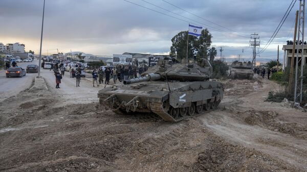 Tanques israelenses avançam em direção ao campo de Jenin, na Cisjordânia. Palestina, 23 de fevereiro de 2025 - Sputnik Brasil