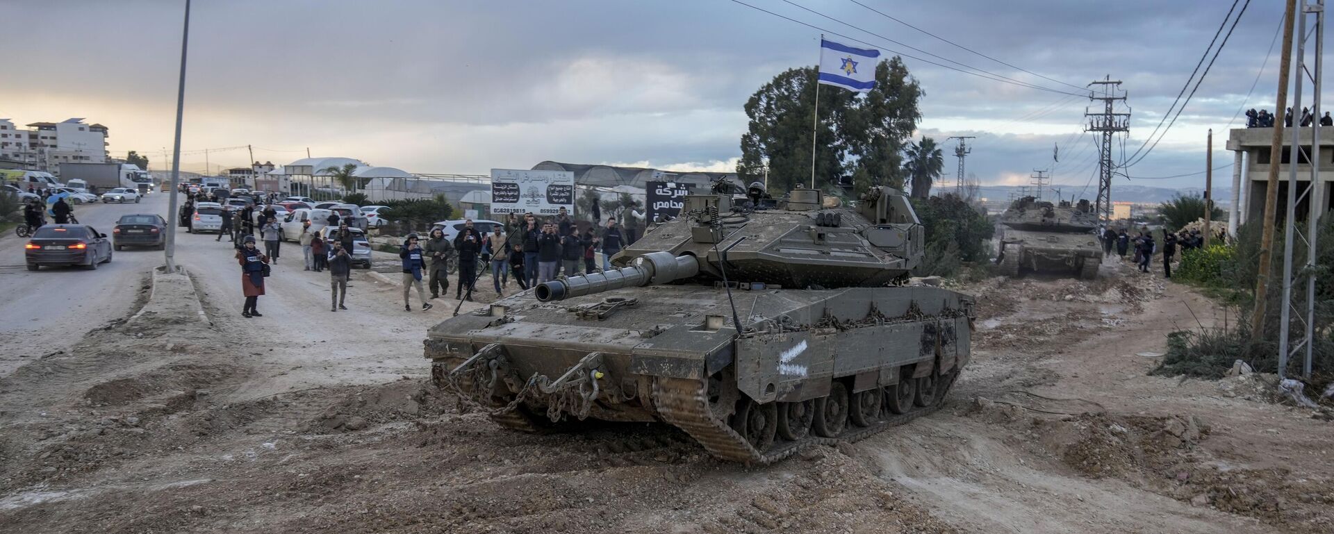 Tanques israelenses avançam em direção ao campo de Jenin, na Cisjordânia. Palestina, 23 de fevereiro de 2025 - Sputnik Brasil, 1920, 19.11.2025