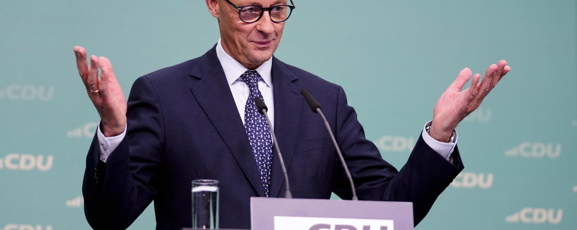 O líder da União Democrata Cristã (CDU), Friedrich Merz, fala durante uma entrevista coletiva na sede do CDU em Berlim, Alemanha, 24 de fevereiro de 2025 - Sputnik Brasil, 1920, 24.02.2025