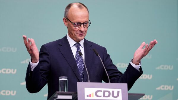 O líder da União Democrata Cristã (CDU), Friedrich Merz, fala durante uma entrevista coletiva na sede do CDU em Berlim, Alemanha, 24 de fevereiro de 2025 - Sputnik Brasil