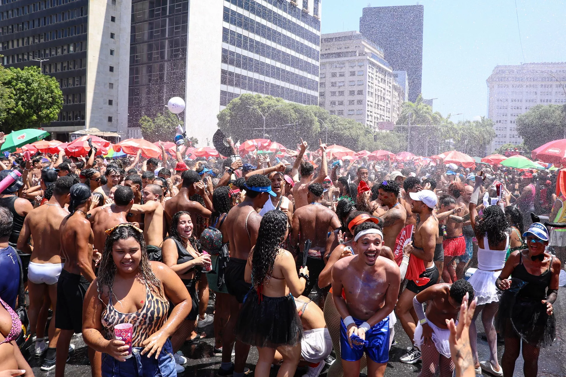 Bloco da favorita anima o pré-carnaval no centro do Rio de Janeiro. Fevereiro de 2025. - Sputnik Brasil, 1920, 24.02.2025