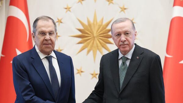 O ministro das Relações Exteriores da Rússia, Sergei Lavrov (à esquerda), e o presidente da Turquia, Recep Tayyip Erdogan, em uma reunião em Ancara, capital turca, em fevereiro de 2025 - Sputnik Brasil