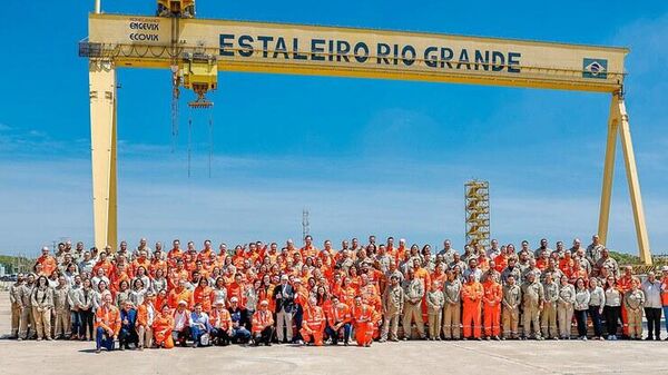 Presidente Luiz Inácio Lula da Silva com ministros e trabalhadores no Rio Grande do Sul no lançamento do Programa de Renovação e Ampliação de Frota da Petrobras e Transpetro, em fevereiro de 2025 - Sputnik Brasil