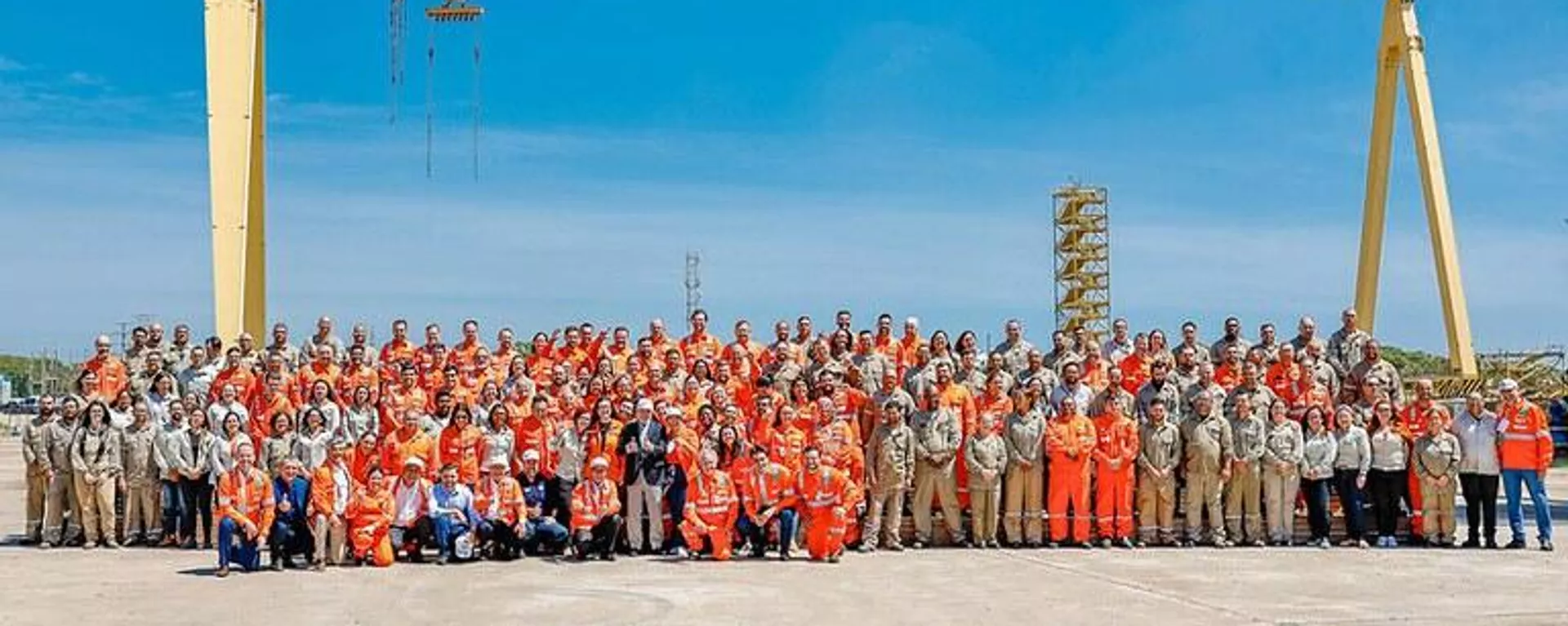 Presidente Luiz Inácio Lula da Silva com ministros e trabalhadores no Rio Grande do Sul no lançamento do Programa de Renovação e Ampliação de Frota da Petrobras e Transpetro, em fevereiro de 2025 - Sputnik Brasil, 1920, 24.02.2025