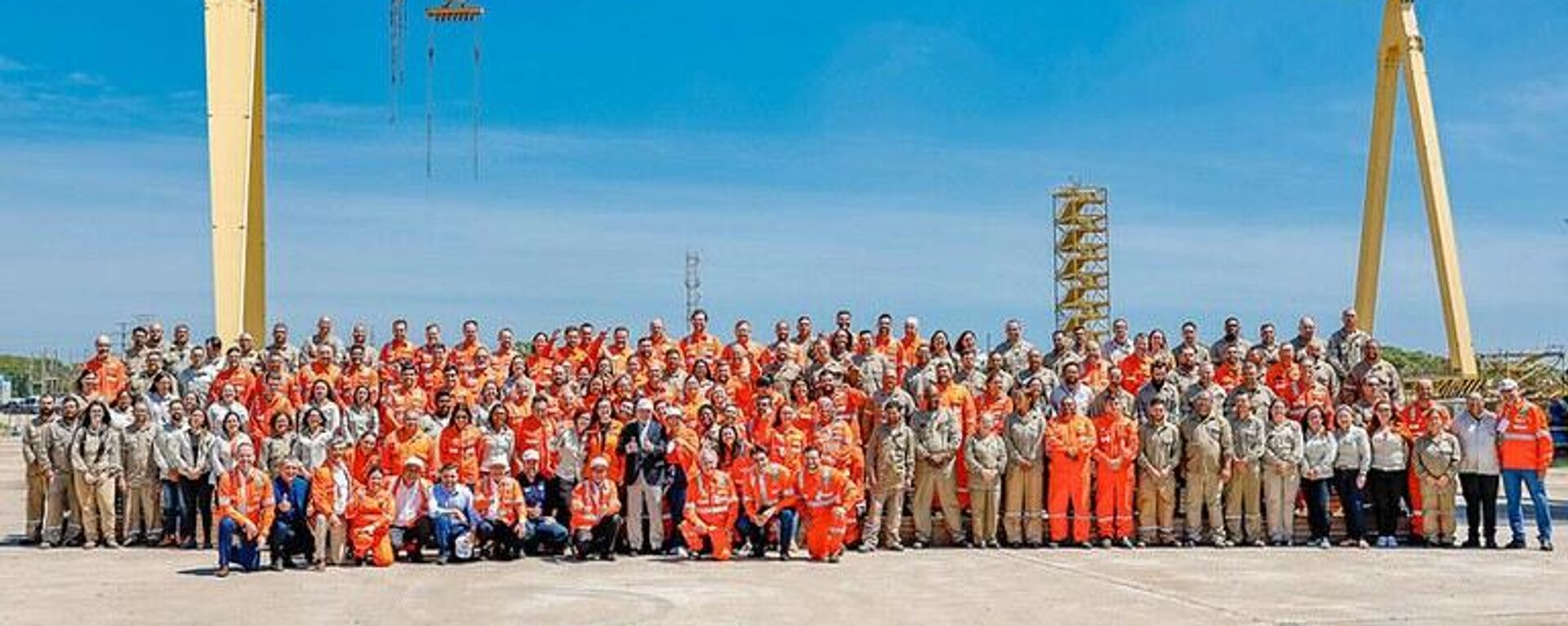 Presidente Luiz Inácio Lula da Silva com ministros e trabalhadores no Rio Grande do Sul no lançamento do Programa de Renovação e Ampliação de Frota da Petrobras e Transpetro, em fevereiro de 2025 - Sputnik Brasil, 1920, 24.02.2025