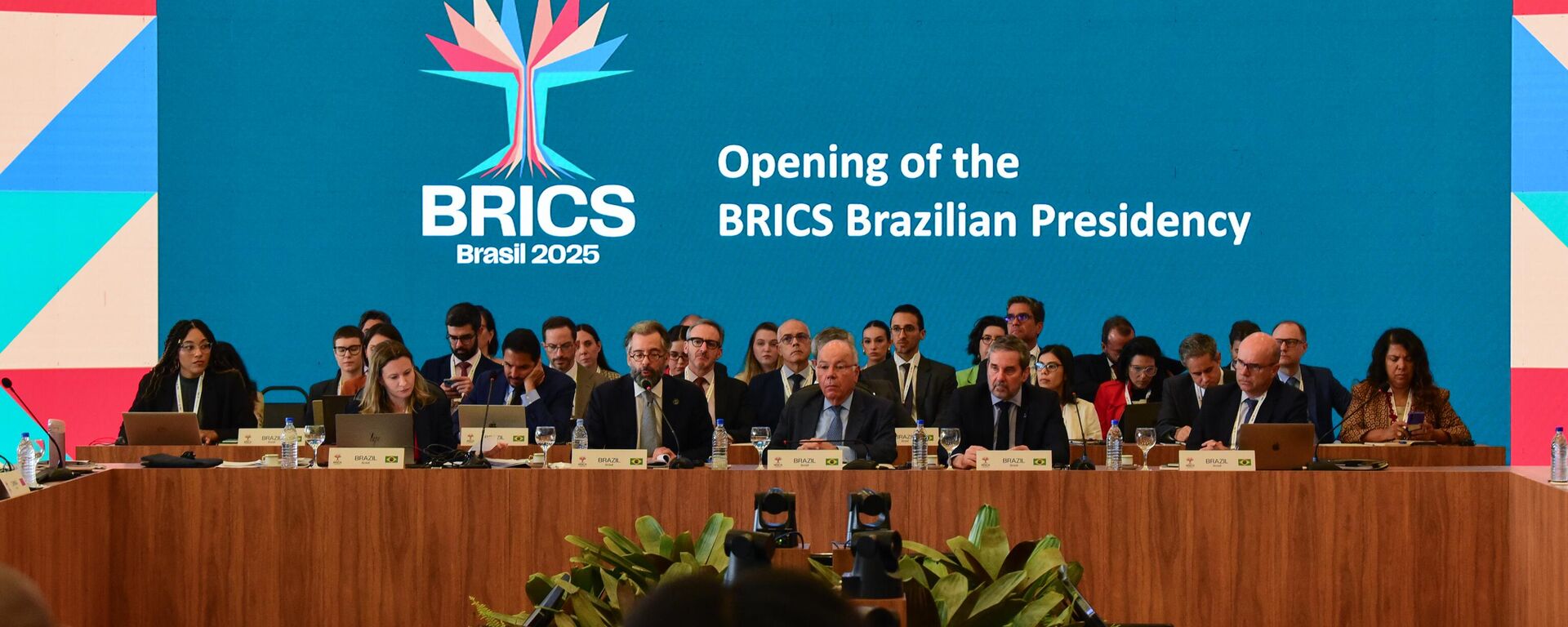 O ministro Mauro Vieira participa da Primeira Reunião de Sherpas da presidência brasileira do BRICS, em fevereiro de 2025 - Sputnik Brasil, 1920, 26.02.2025