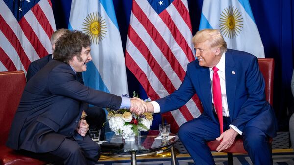 O presidente dos EUA, Donald Trump, recebe seu homólogo argentino, Javier Milei. 2025. - Sputnik Brasil