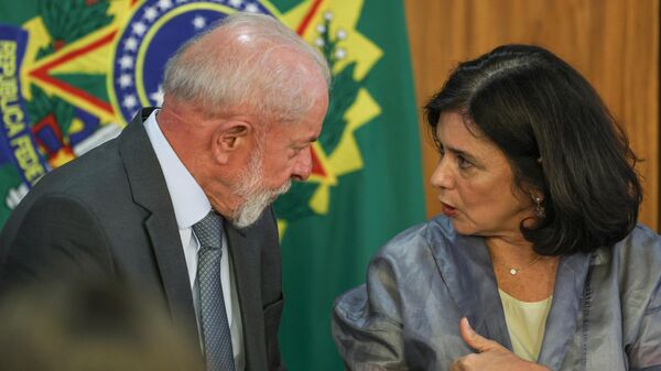 O presidente Luiz Inácio Lula da Silva ao lado da ministra da Saúde, Nísia Trindade, durante cerimônia de assinatura de parcerias para fortalecimento da produção e inovação de vacinas e biofármacos, em Brasília (DF), em 25 de fevereiro de 2025 - Sputnik Brasil