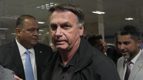 Jair Bolsonaro chega para um almoço com senadores de sua base de apoio, no prédio do Congresso, em Brasília (DF). Brasil, 18 de fevereiro de 2025 - Sputnik Brasil