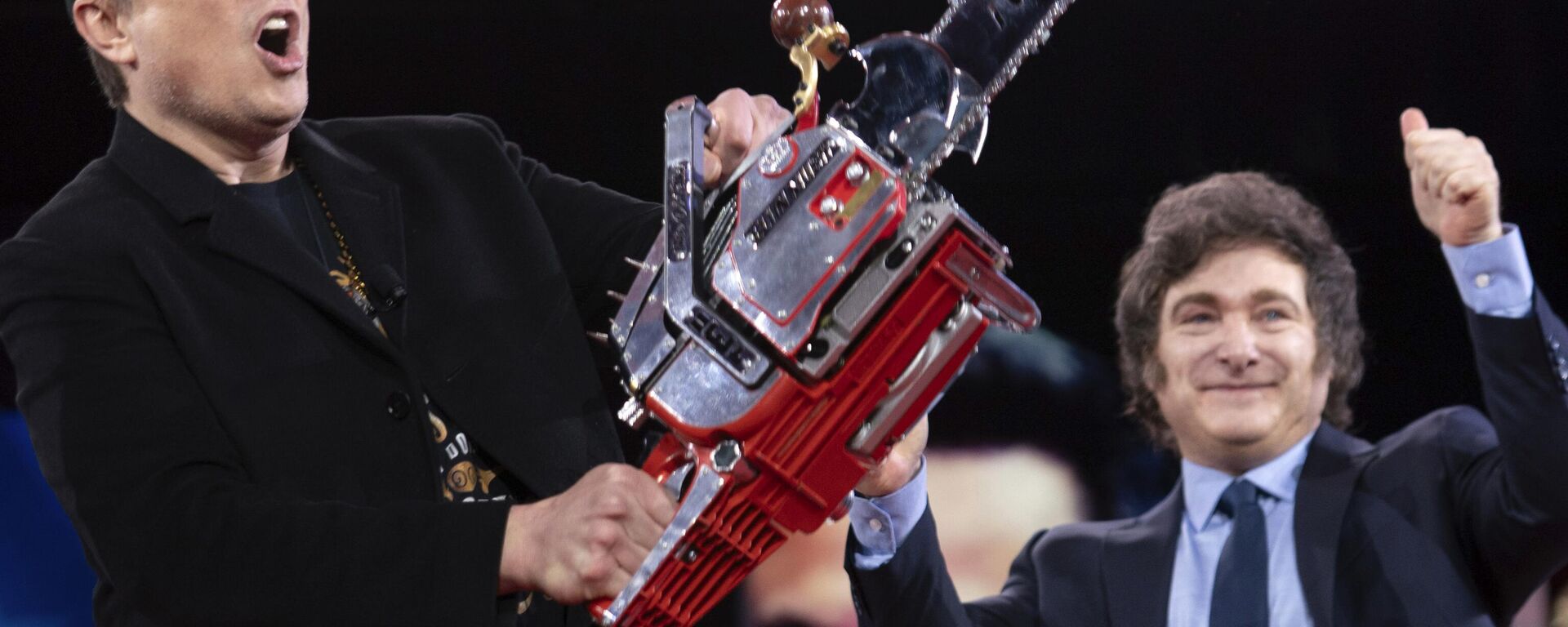 Elon Musk segura uma motosserra que recebeu do presidente argentino Javier Milei, à direita, ao chegarem para discursar na Conferência de Ação Política Conservadora, CPAC, em Oxon Hill, Maryland, EUA, 20 de fevereiro de 2025  - Sputnik Brasil, 1920, 05.06.2025