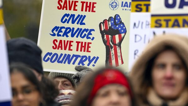 Funcionários da agência de saúde e serviço social dos EUA realizam protesto contra a política de cortes promovida pelo presidente dos EUA, Donald Trump e seu aliado Elon Musk, em Washington, EUA, 19 de fevereiro de 2025  - Sputnik Brasil