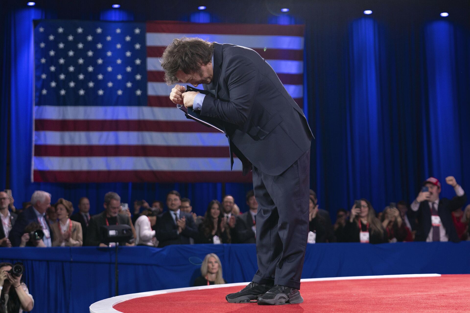 O presidente da Argentina, Javier Milei, faz uma reverência à multidão antes de discursar na Conferência de Ação Política Conservadora (CPAC), em Oxon Hill, Maryland, EUA, 22 de fevereiro de 2025  - Sputnik Brasil, 1920, 28.02.2025