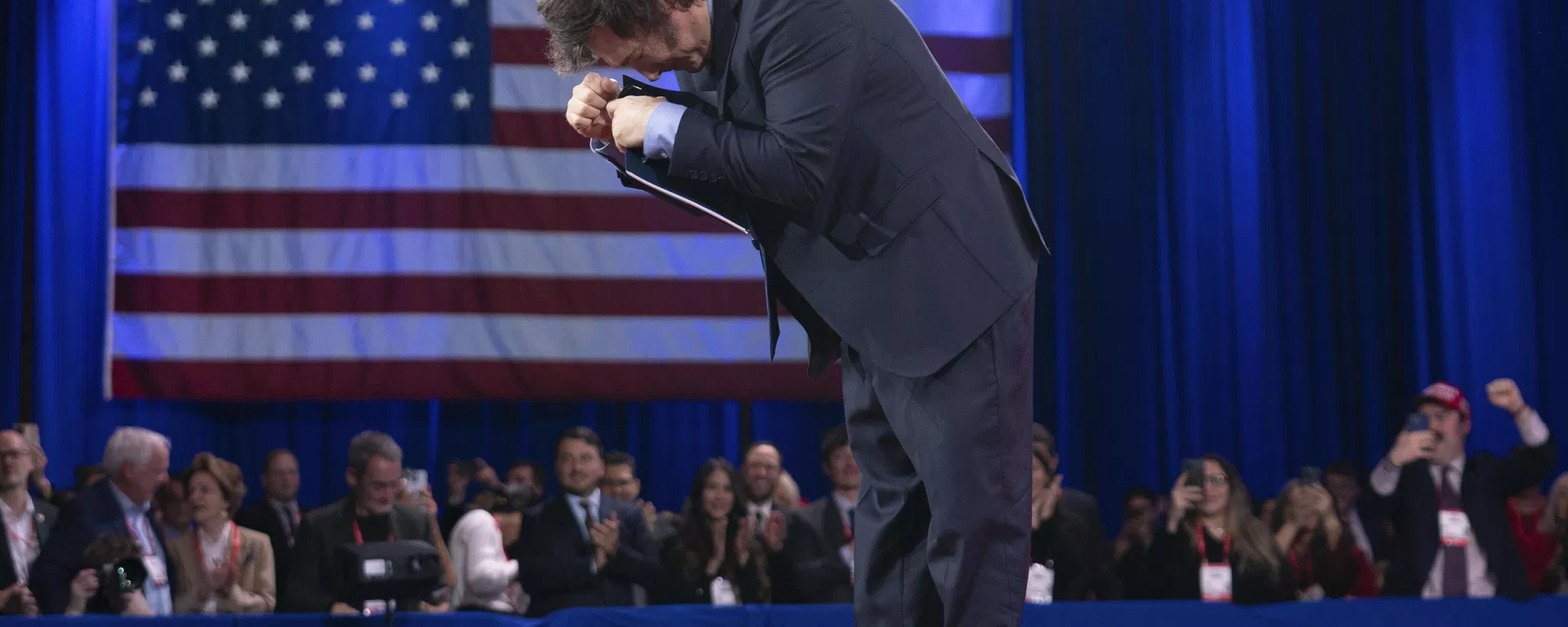 O presidente da Argentina, Javier Milei, faz uma reverência à multidão antes de discursar na Conferência de Ação Política Conservadora (CPAC), em Oxon Hill, Maryland, EUA, 22 de fevereiro de 2025 O presidente da Argentina, Javier Milei, faz uma reverência à multidão antes de discursar na Conferência de Ação Política Conservadora (CPAC), em Oxon Hill, Maryland, EUA, 22 de fevereiro de 2025 - Sputnik Brasil, 1920, 15.07.2026