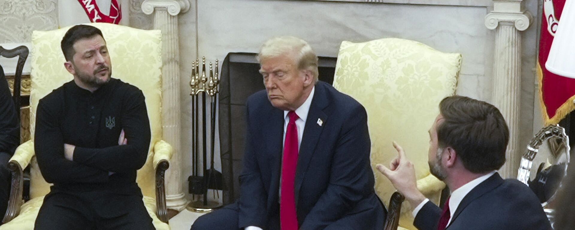 O vice-presidente JD Vance, à direita, conversa com o presidente ucraniano Vladmir Zelensky, à esquerda, enquanto o presidente Donald Trump escuta no Salão Oval da Casa Branca. 28 de fevereiro de 2025, em Washington.  - Sputnik Brasil, 1920, 28.02.2025