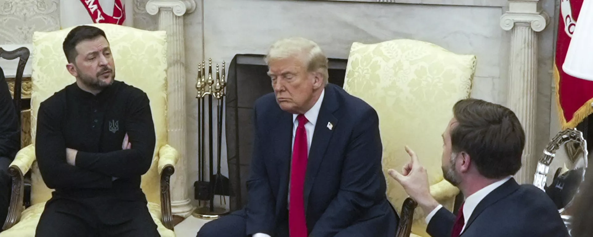 O vice-presidente dos EUA, J. D. Vance (à direita), conversa com Vladimir Zelensky (à esquerda) enquanto o presidente Donald Trump escuta, no Salão Oval da Casa Branca. Washington, D.C., 28 de fevereiro de 2025 - Sputnik Brasil, 1920, 28.02.2025