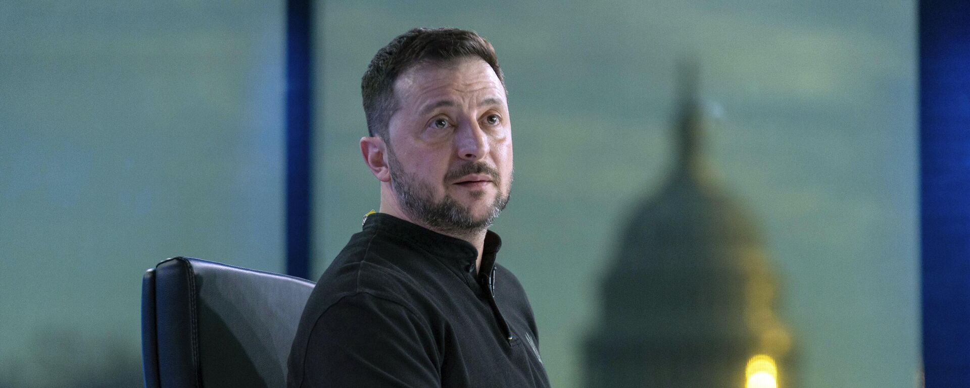 Vladimir Zelensky faz uma pausa durante uma entrevista à mídia norte-americana, em Washington DC. EUA, 28 de fevereiro de 2025 - Sputnik Brasil, 1920, 19.04.2025