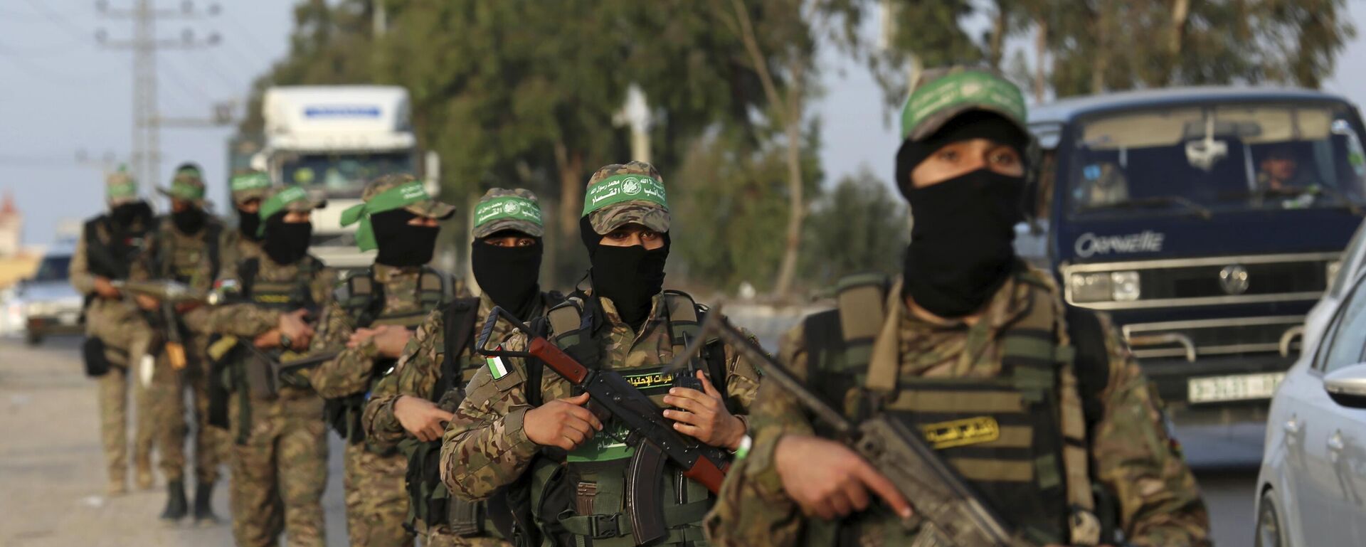 Militantes das Brigadas Al-Qassam, ala militar do Hamas, marcham pela estrada principal do campo de refugiados de Nuseirat, no centro da Faixa de Gaza, em 28 de outubro de 2021 - Sputnik Brasil, 1920, 03.10.2025