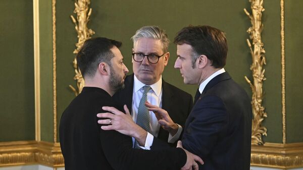 O primeiro-ministro britânico, Keir Starmer, ao centro, o presidente ucraniano, Vladimir Zelensky, à esquerda, e o presidente francês, Emmanuel Macron, se reúnem durante a cúpula de líderes europeus para discutir a Ucrânia, em Lancaster House, Londres, 2 de março de 2025 - Sputnik Brasil