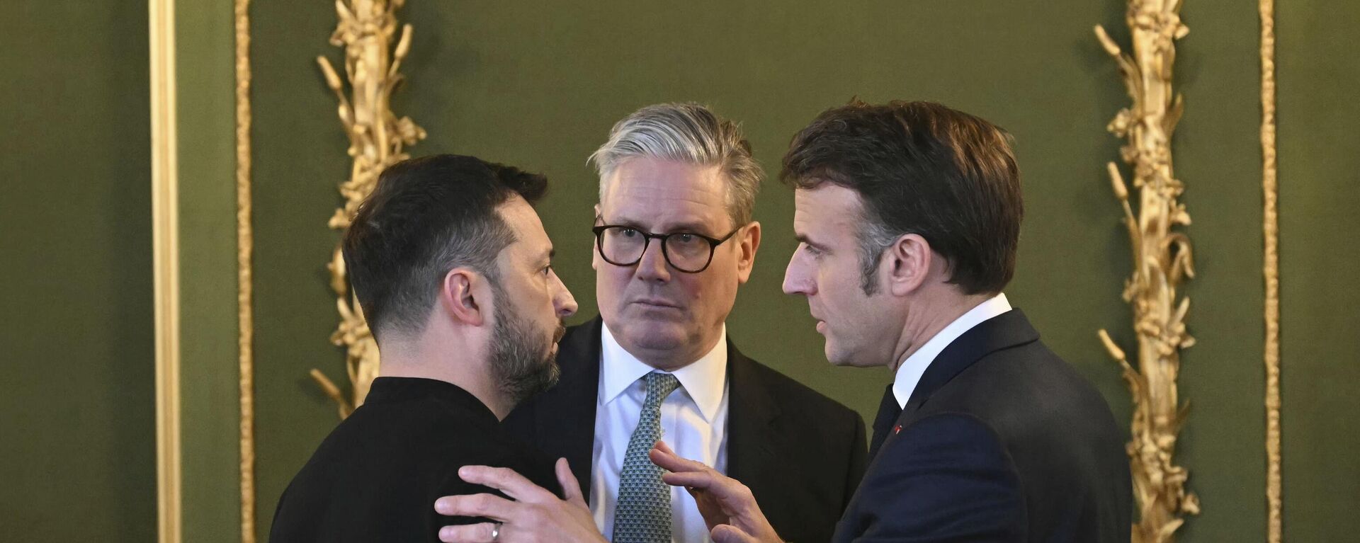 O primeiro-ministro britânico, Keir Starmer, ao centro, o presidente ucraniano, Vladimir Zelensky, à esquerda, e o presidente francês, Emmanuel Macron, se reúnem durante a cúpula de líderes europeus para discutir a Ucrânia, em Lancaster House, Londres, 2 de março de 2025 - Sputnik Brasil, 1920, 02.03.2025