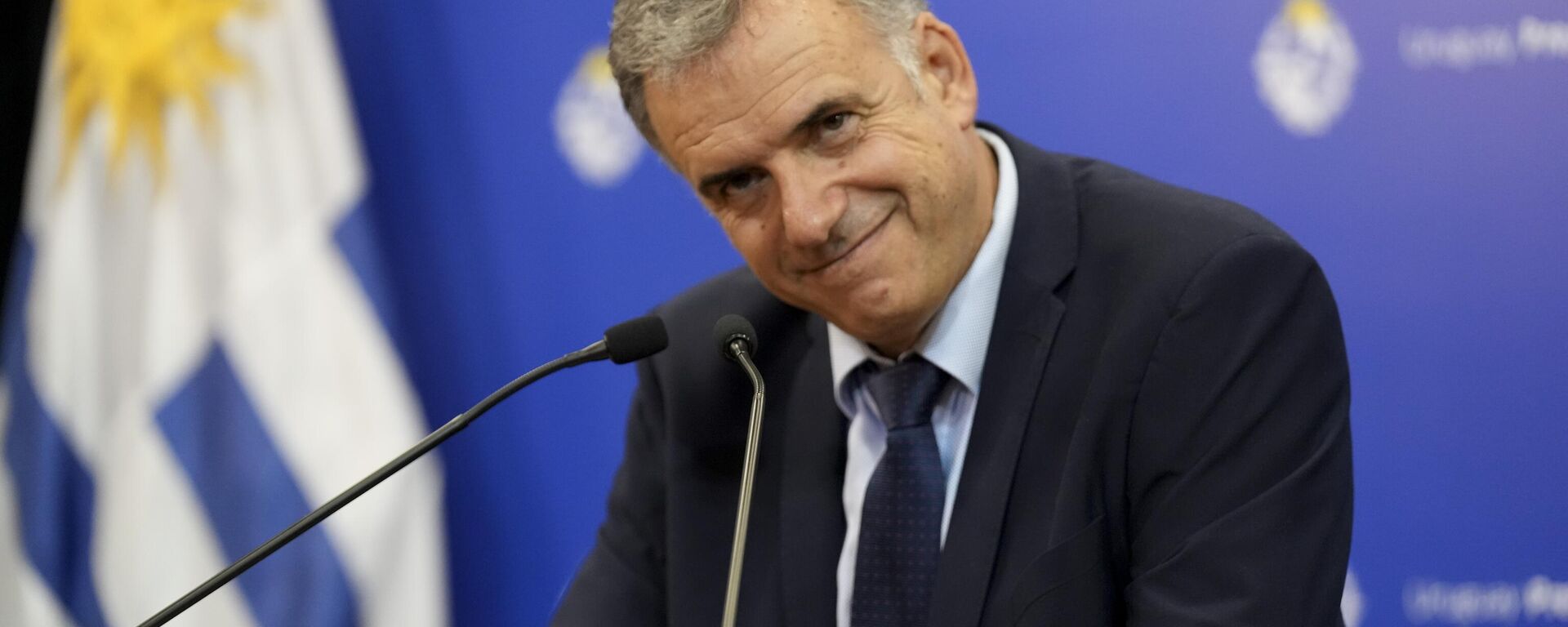 O presidente eleito do Uruguai, Yamandu Orsi, participa de uma entrevista coletiva após reunião com o atual presidente Luis Lacalle Pou em Montevidéu, Uruguai, 27 de novembro de 2024 - Sputnik Brasil, 1920, 03.03.2025