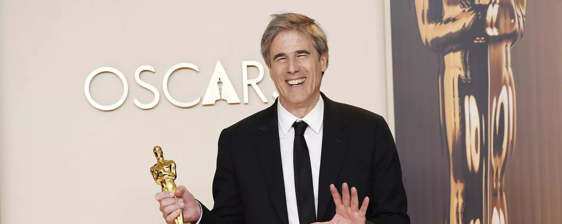 O diretor brasileiro Walter Salles, vencedor do Oscar de Melhor Filme Internacional por Ainda estou aqui, posa na sala de imprensa do Oscar, no Dolby Theatre, em Los Angeles, EUA, em 2 de março de 2025 - Sputnik Brasil, 1920, 03.03.2025