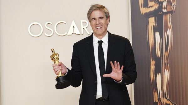 O diretor brasileiro Walter Salles, vencedor do Oscar de Melhor Filme Internacional por Ainda estou aqui, posa na sala de imprensa do Oscar, no Dolby Theatre, em Los Angeles, EUA, em 2 de março de 2025 - Sputnik Brasil