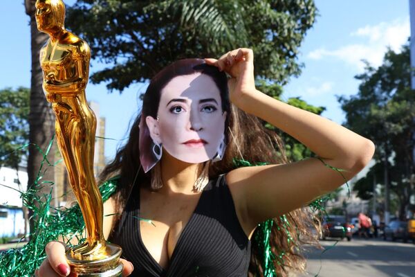 Foliã fantasiada da atriz Fernanda Torres no Bloco do Fuá, no Carnaval de São Paulo, em março de 2025 - Sputnik Brasil