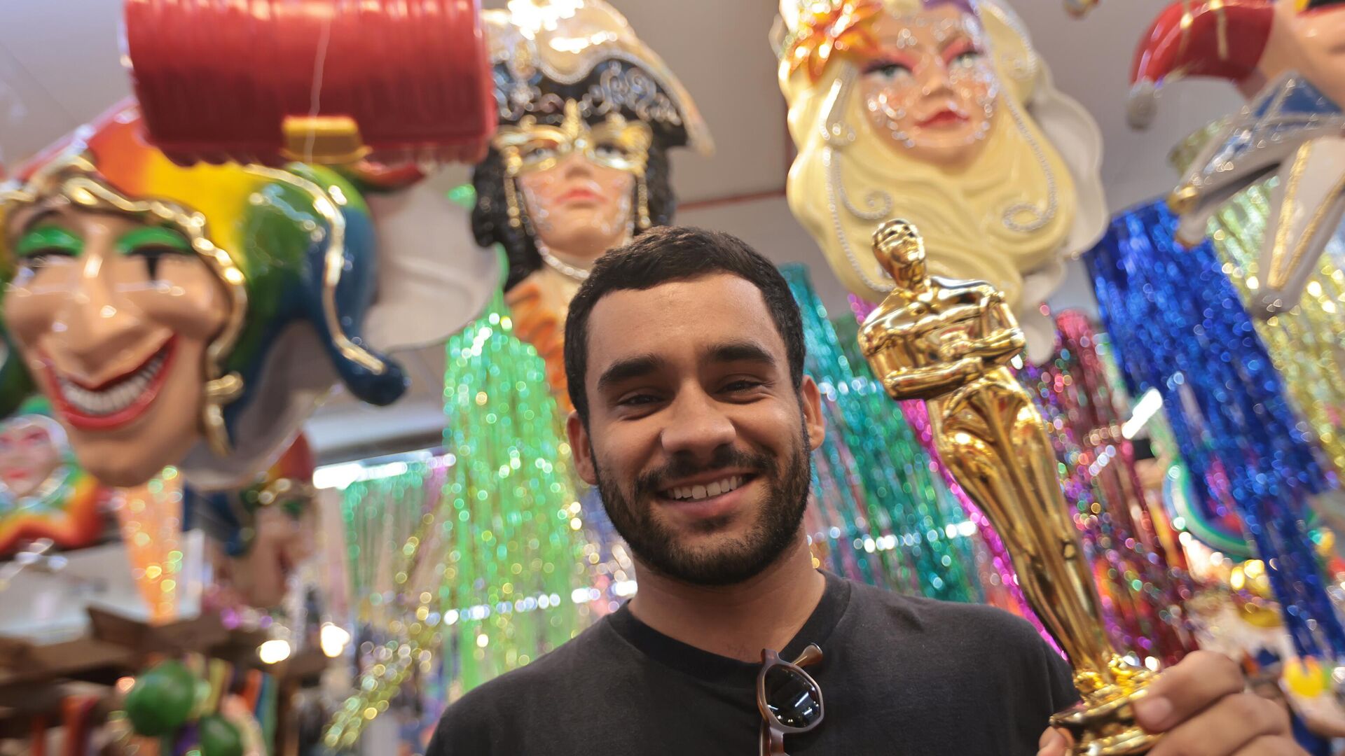 Por causa da indicação do filme Ainda estou aqui ao Oscar, estatuetas do evento estão em alta, assim como fantasias de personagens de Fernanda Torres em seus vários papéis na TV. Pedro Frediano, que visitou a rua 25 de Março, em São Paulo, para comprar sua fantasia - Sputnik Brasil, 1920, 03.03.2025