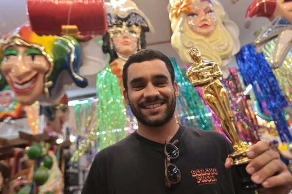 Por causa da indicação do filme "Ainda estou aqui" ao Oscar, estatuetas do evento estão em alta, assim como fantasias da atriz Fernanda Torres em seus vários papeis na televisão. Pedro Frediano foi na rua 25 de Março, em São Paulo (SP), comprar sua fantasia - Sputnik Brasil