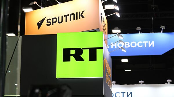 Logotipos dos meios de comunicação russos Sputnik, RIA Novosti e RT - Sputnik Brasil