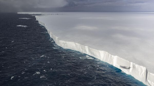 Uma vista aérea do Iceberg A23a durante um voo da Força Aérea Real Britânica no Oceano Atlântico Sul, perto das Ilhas Geórgia do Sul e Sandwich do Sul, 24 de novembro de 2024 - Sputnik Brasil