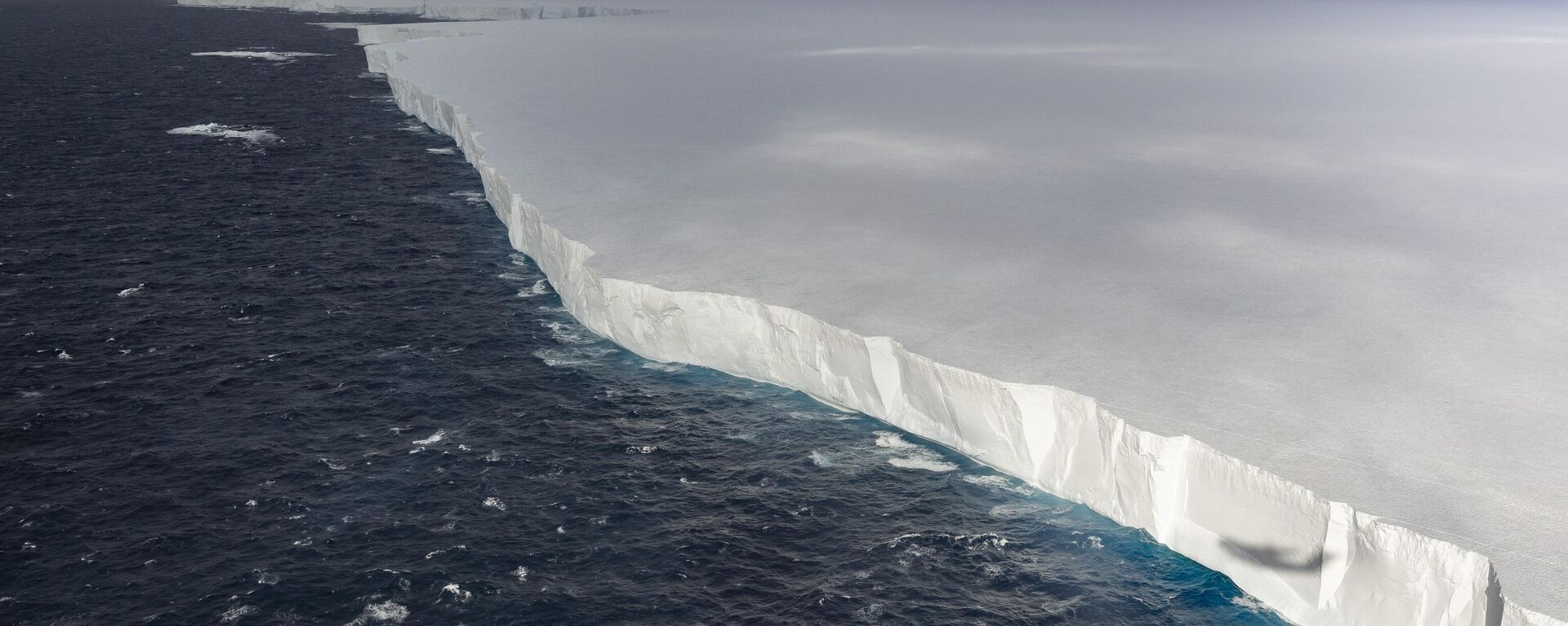 Uma vista aérea do Iceberg A23a durante um voo da Força Aérea Real Britânica no Oceano Atlântico Sul, perto das Ilhas Geórgia do Sul e Sandwich do Sul, 24 de novembro de 2024 - Sputnik Brasil, 1920, 05.03.2025