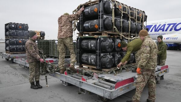 Militares ucranianos desembalam mísseis antitanque Javelin, entregues como parte da assistência de segurança dos Estados Unidos da América à Ucrânia, no aeroporto de Borispol, nos arredores de Kiev, Ucrânia, 11 de fevereiro de 2022 - Sputnik Brasil