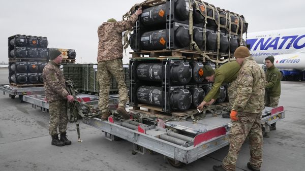 Militares ucranianos desembalam mísseis antitanque Javelin, entregues como parte da assistência de segurança dos Estados Unidos da América à Ucrânia, no aeroporto de Borispol, nos arredores de Kiev. Ucrânia, 11 de fevereiro de 2022 - Sputnik Brasil