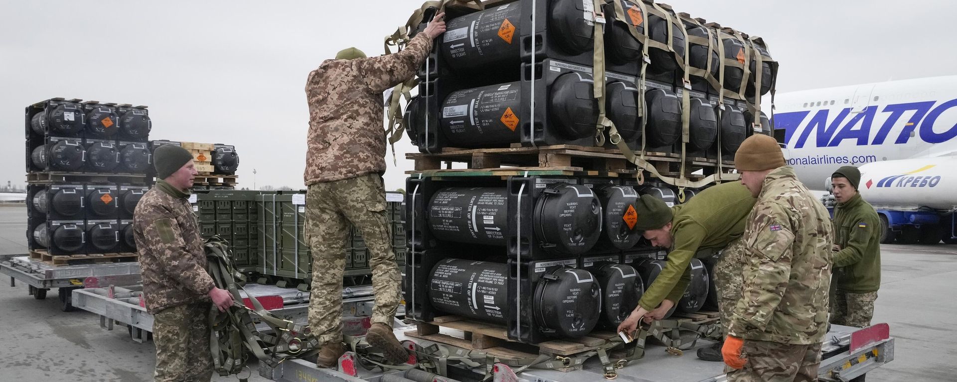 Militares ucranianos desembalam mísseis antitanque Javelin, entregues como parte da assistência de segurança dos Estados Unidos da América à Ucrânia, no aeroporto de Borispol, nos arredores de Kiev. Ucrânia, 11 de fevereiro de 2022 - Sputnik Brasil, 1920, 27.06.2026