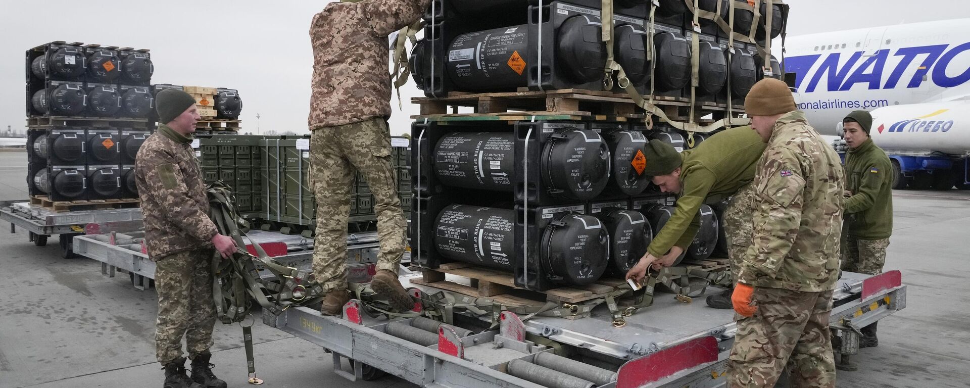 Militares ucranianos desembalam mísseis antitanque Javelin, entregues como parte da assistência de segurança dos Estados Unidos da América à Ucrânia, no aeroporto de Borispol, nos arredores de Kiev, Ucrânia, 11 de fevereiro de 2022 - Sputnik Brasil, 1920, 06.03.2025