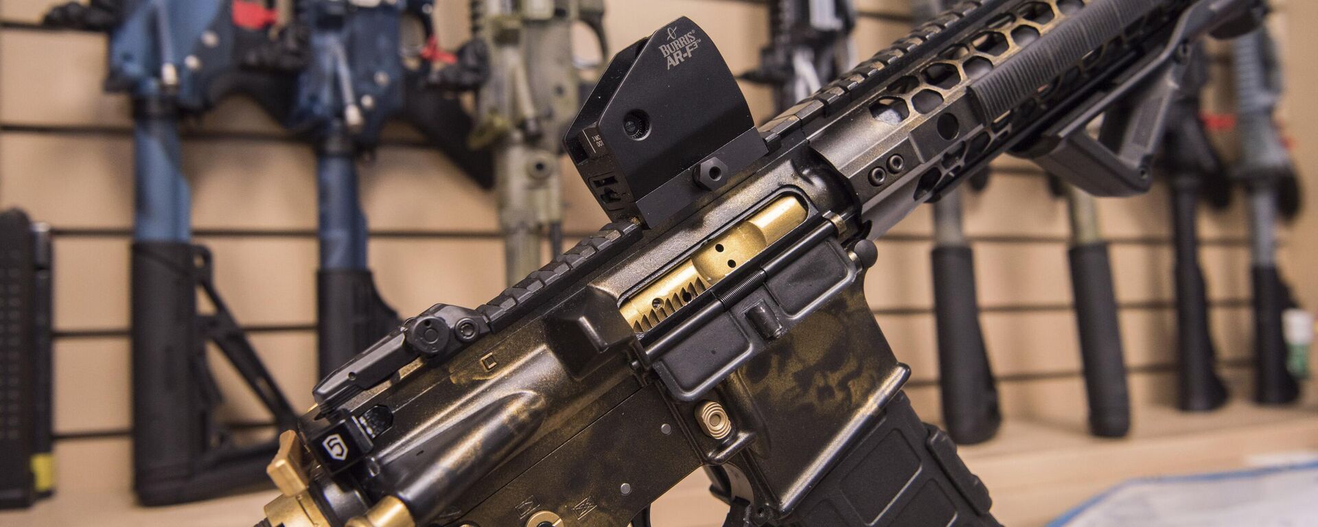 Rifle estilo AR-15 fabricado pela Battle Rifle Co. é exibido em Webster, Texas. EUA, 15 de março de 2017 - Sputnik Brasil, 1920, 06.03.2025