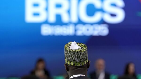 Um membro da delegação sul-africana participa da sessão de abertura da Primeira Reunião Sherpa em preparação para a reunião de julho do BRICS no Brasil, no Palácio do Itamaraty, em Brasília, Brasil, 26 de fevereiro de 2025 - Sputnik Brasil