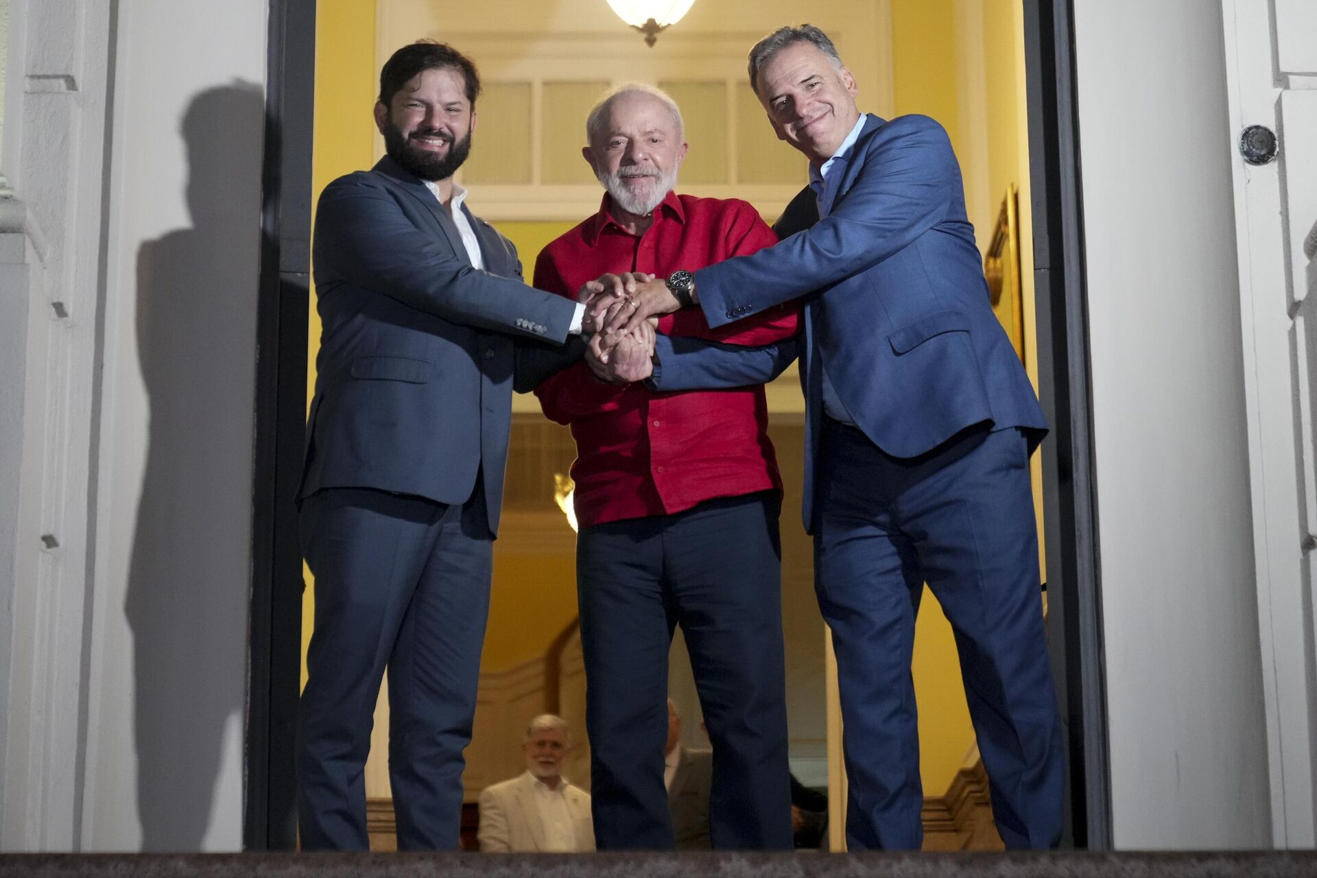 O presidente do Chile, Gabriel Boric, a partir da esquerda, o presidente do Brasil, Luiz Inácio Lula da Silva, e o presidente eleito do Uruguai, Yamandu Orsi, posam para uma foto do lado de fora da Embaixada do Brasil, um dia antes da cerimônia de posse de Orsi, em Montevidéu, Uruguai, 28 de fevereiro de 2025 - Sputnik Brasil, 1920, 07.03.2025