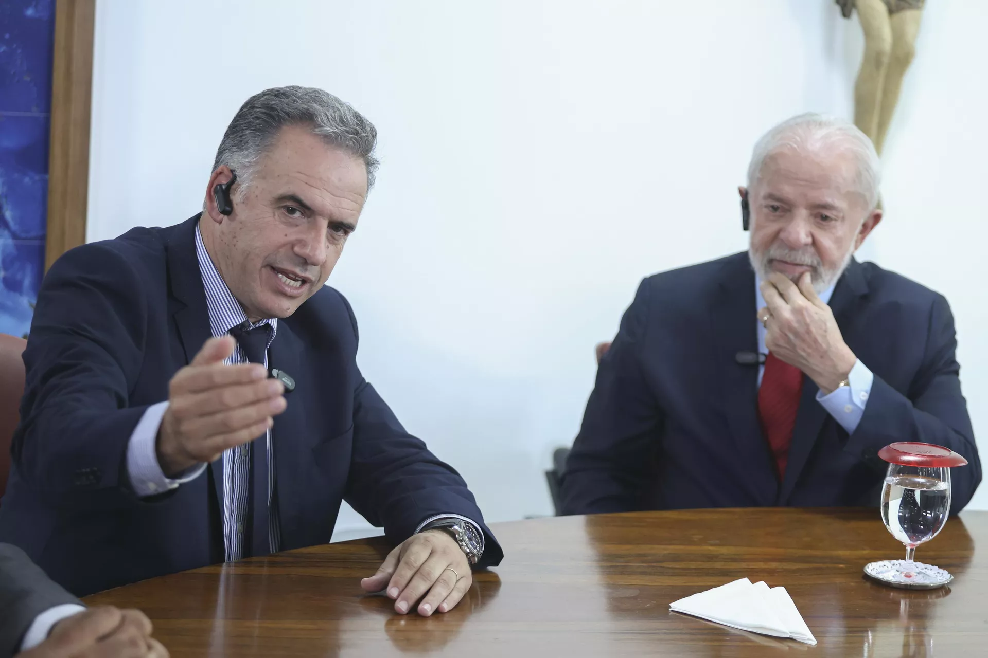 O presidente eleito do Uruguai, Yamandu Orsi, à esquerda, fala durante uma reunião com o presidente brasileiro Luiz Inácio Lula da Silva em Brasília, Brasil, sexta-feira, 29 de novembro de 2024 (foto de arquivo) - Sputnik Brasil, 1920, 07.03.2025